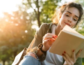 Mujer leyendo un libro