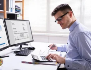 hombre trabajando con ordenador